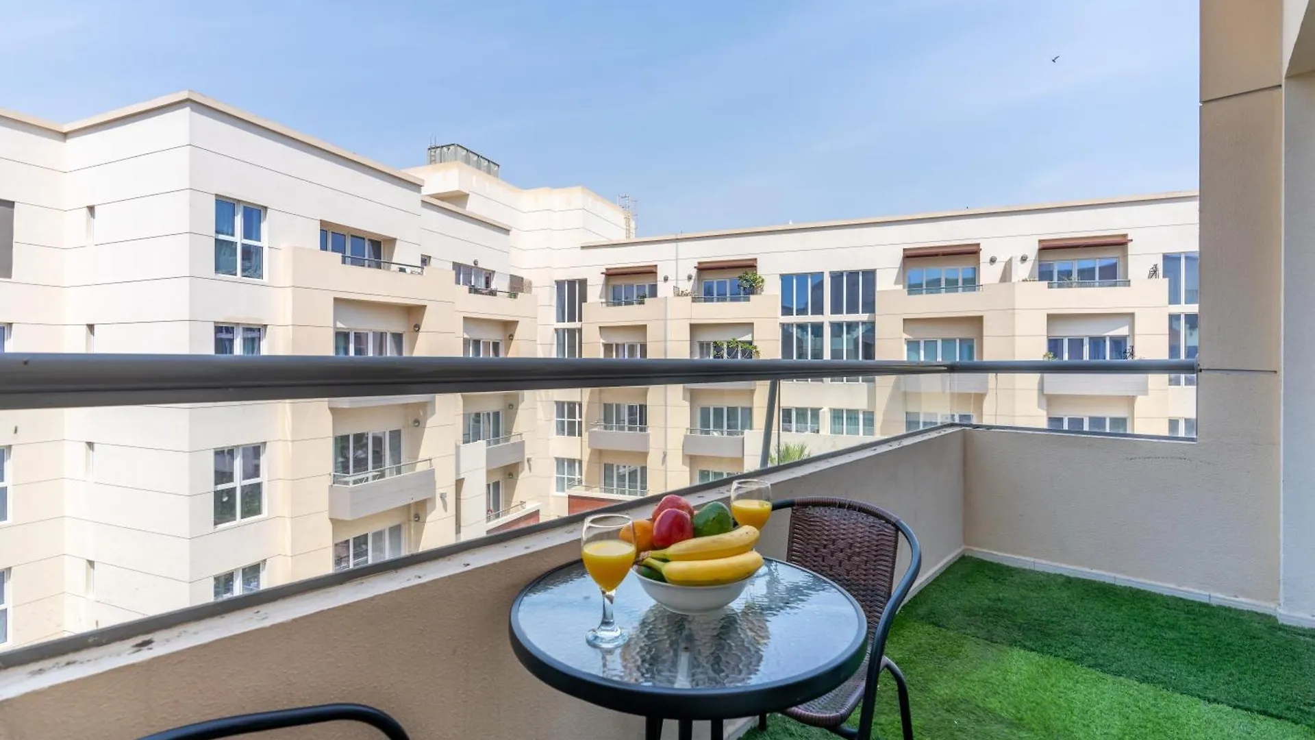 2 Bedroom Holiday Home Apartment With Pool View Brand New Dubai Verenigde Arabische Emiraten
